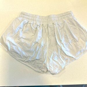 Lululemon size 4 hotty hot 2.5”, white